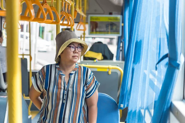 Mulher asiática viajar de ônibus de passageiros na cidade — Fotografia de Stock