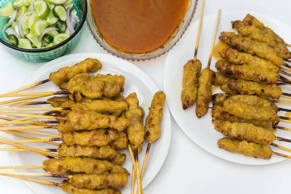 Satay de porco com molho de amendoim no mercado de comida de rua — Fotografia de Stock