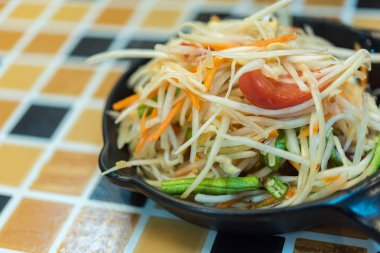 Papaya salatası veya Papaya Pok Pok (Som tum)