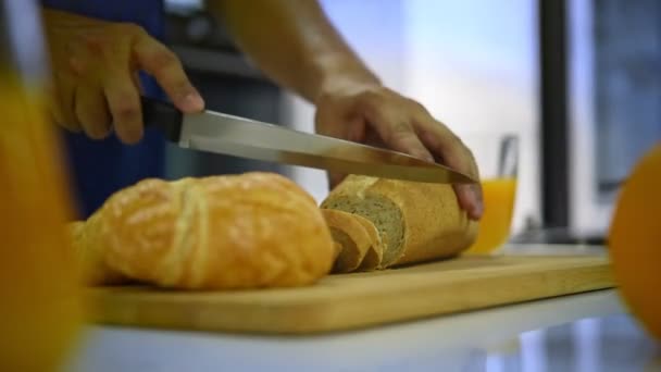 早上用面团面包和牛角面包在泰国街头食品市场或餐馆里用玻璃杯里新鲜橙汁水烹调早餐 — 图库视频影像