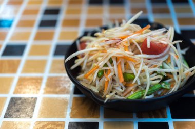 Papaya salatası veya Papaya Pok Pok (Som tum)