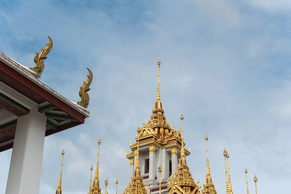 Wat Ratchanatdaram和Loha Prasat (铁堡)) — 图库照片
