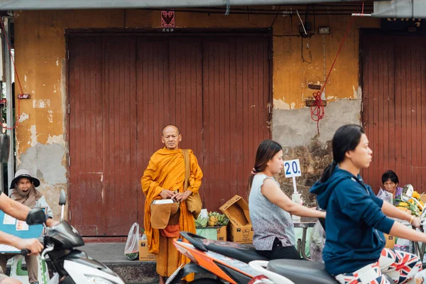 Meklong Market (Talat Rom Hup) na železniční koleji — Stock fotografie