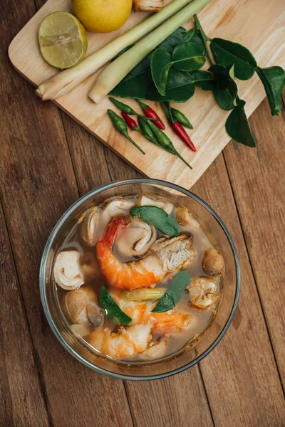 Sopa de mariscos agria y caliente (Tom Yum ) —  Fotos de Stock