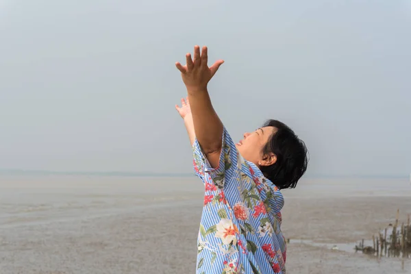 Mujer feliz viaje libertad sin preocupaciones relajarse en el mar — Foto de Stock