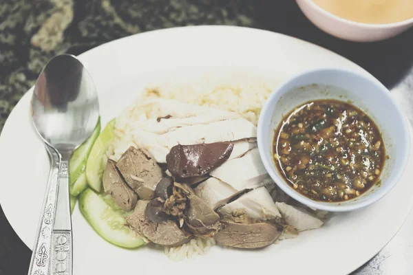 Rýže dušená s kuřecí polévkou na pouliční stánky s jídlem — Stock fotografie