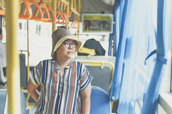 Mulher asiática viajar de ônibus de passageiros na cidade — Fotografia de Stock