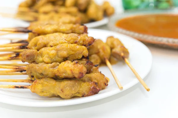 Satay de cerdo con salsa de maní en el mercado callejero de alimentos — Foto de Stock