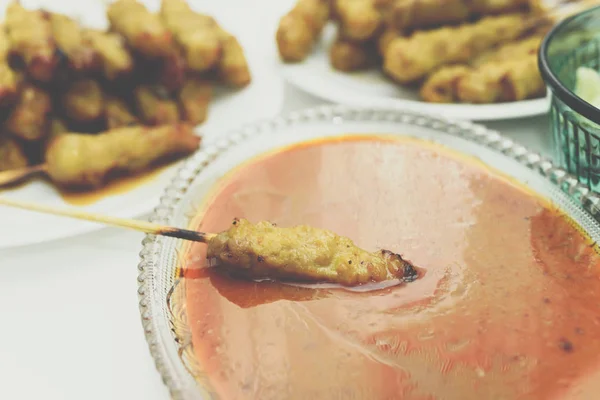 Свиное сате с арахисовым соусом на рынке уличной еды — стоковое фото