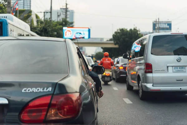 Auto's op de drukke weg in de stad met verkeersopstopping — Stockfoto