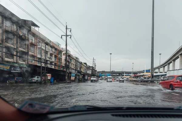 Víz árvíz város probléma vízelvezető rendszer — Stock Fotó