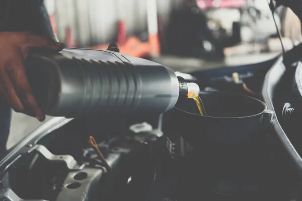 自動車修理工いっぱい新鮮な潤滑オイル — ストック写真