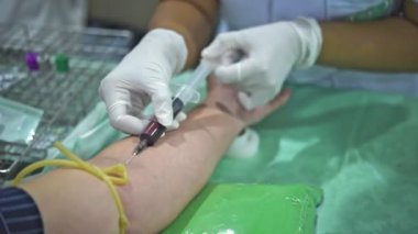 Asyalıların sağlık kontrolleri kan testiyle yapılır. Revirdeki doktor ya da hemşire şırıngayla tıbbi muayene yapılır.