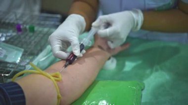 Asyalıların sağlık kontrolleri kan testiyle yapılır. Revirdeki doktor ya da hemşire şırıngayla tıbbi muayene yapılır.