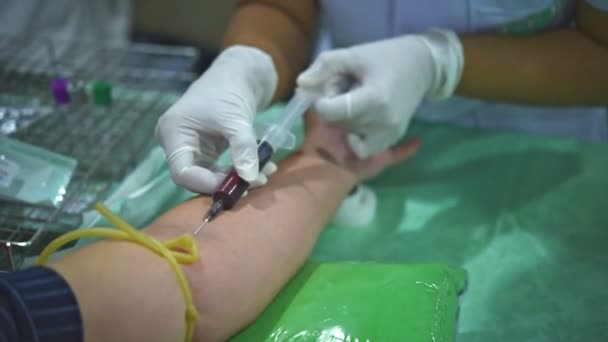 Asiaten Patienten Gesundheitscheck Durch Bluttest Mit Spritze Durch Krankenschwester Oder — Stockvideo