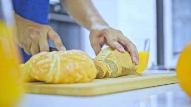 Kock Matlagning Surdegsbröd Och Croissant Med Färsk Apelsinjuice Vatten Glas — Stockvideo