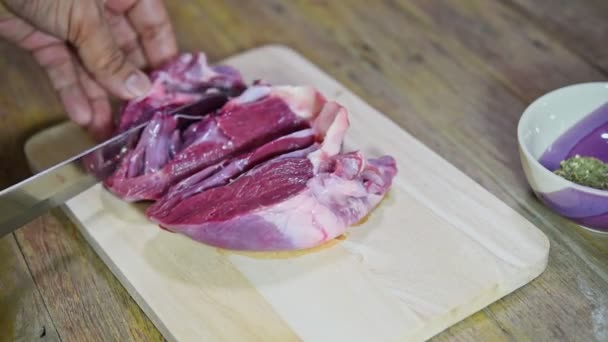 Chef Koken Een Vers Varkenshart Van Markt Houten Snijplank Keuken — Stockvideo