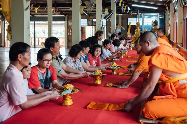 Monje tailandés reza por ceremonia religiosa en budista — Foto de Stock