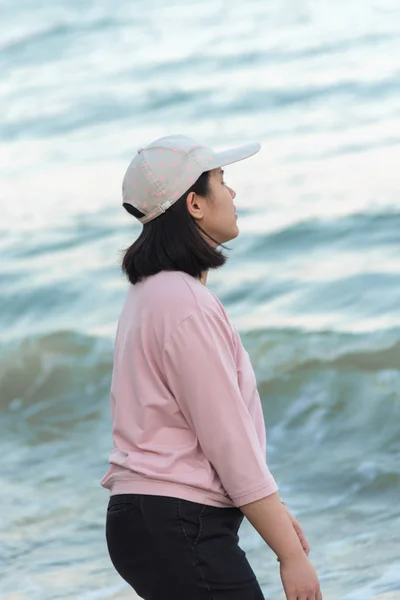 女子在海滩放松的概念旅行 — 图库照片