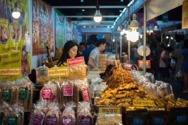 Şef müşterilere gösteriş ve satış için yemek yapıyor.