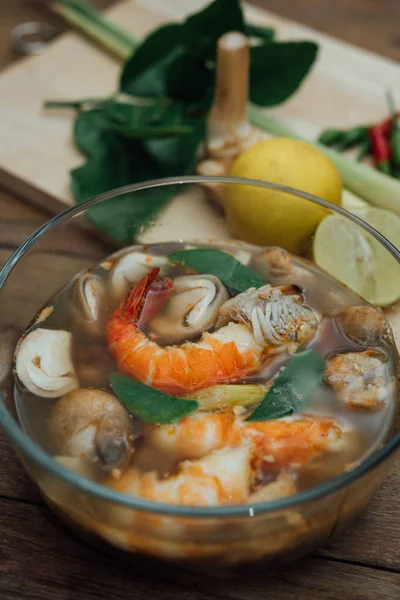 Гарячий і кислий суп з морепродуктів (Tom Yum) — стокове фото