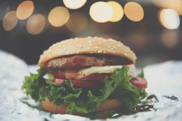 Гамбургер это фаст-фуд в ресторане быстрого питания — стоковое фото