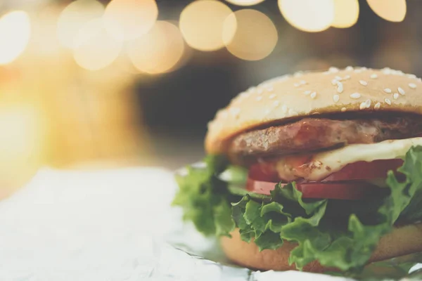 Гамбургер это фаст-фуд в ресторане быстрого питания — стоковое фото