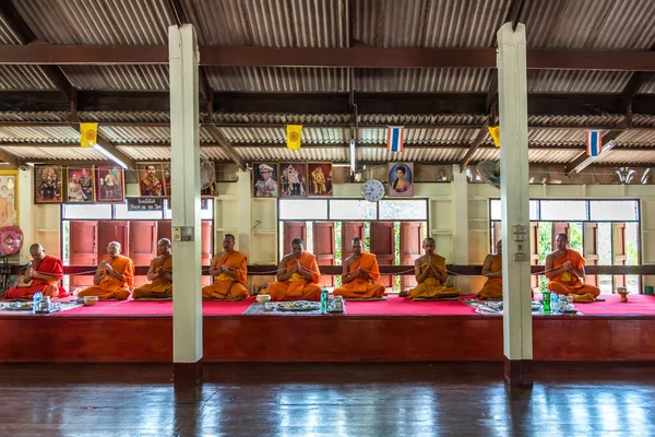 Il monaco thailandese prega per la cerimonia religiosa in buddista — Foto Stock