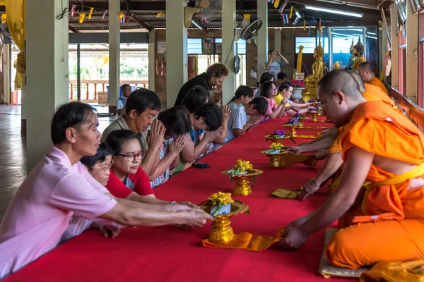 Modlete se za náboženský obřad v buddhistické thajské monk — Stock fotografie