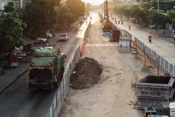 Coches en carretera concurrida en la ciudad con atasco de tráfico —  Fotos de Stock