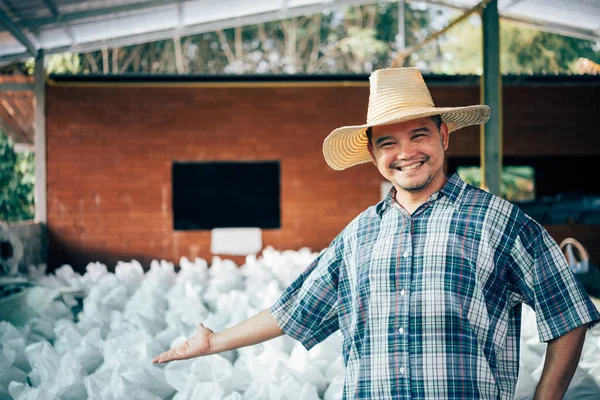 Agricultor agricultor con fertilizante orgánico — Foto de Stock