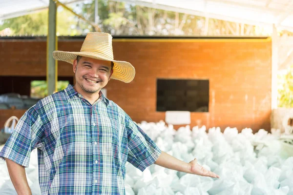 Agricultor agricultor con fertilizante orgánico — Foto de Stock