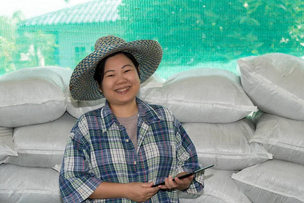 Agricultor inteligente con fertilizante orgánico — Foto de Stock