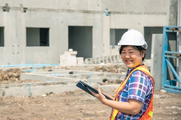 Азійська Жінка Будівельник Або Архітектор Шоломом Безпечним Жилетом Працює Утримує — стокове фото