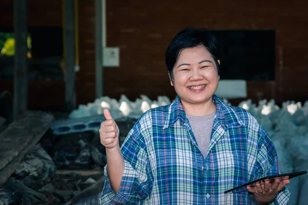 Mujer Asiática Agricultora Inteligente Feliz Una Planta Compostaje Fertilizantes Con — Foto de Stock