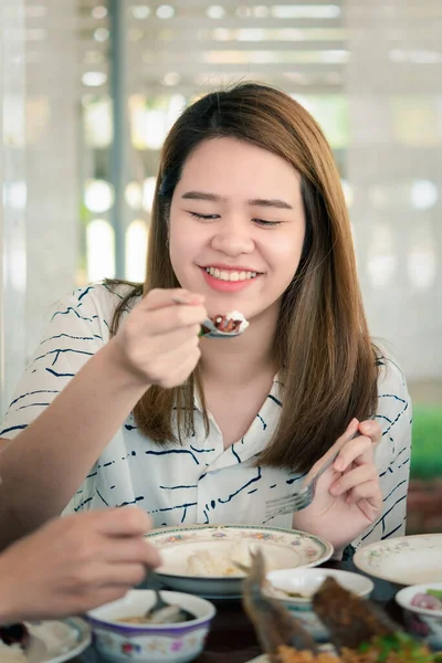 아시아에서 여자가 음식을 마음으로 식당에서 음식을 있습니다 — 스톡 사진