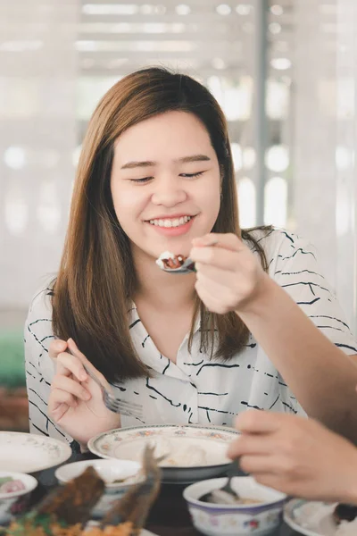 아시아에서 여자가 음식을 마음으로 식당에서 음식을 있습니다 — 스톡 사진