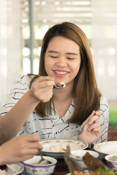 아시아에서 여자가 음식을 마음으로 식당에서 음식을 있습니다 — 스톡 사진