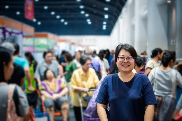 Asiatische Frau Fühlt Sich Glücklich Wenn Sie Ein Warenprodukt Einkaufswagen — Stockfoto
