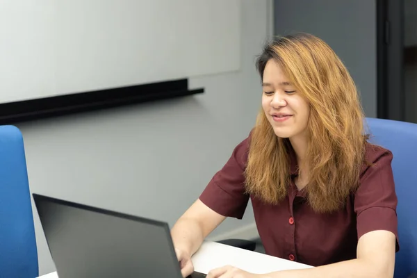 아시아인 여성은 학생이고 컴퓨터로 일하는 사업가이며 사무실 회의실에서 노트북을 가지고 — 스톡 사진
