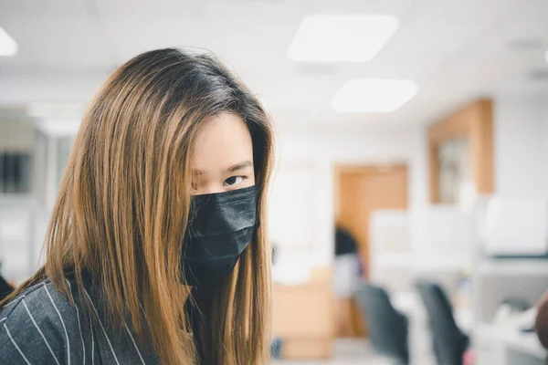 Mulher Bonita Asiática Usando Máscara Máscara Proteção Respiratória Contra Epidemia — Fotografia de Stock