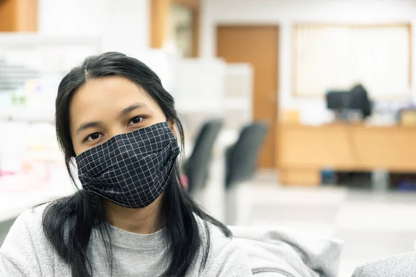 Mulher Bonita Asiática Usando Máscara Máscara Proteção Respiratória Contra Epidemia — Fotografia de Stock