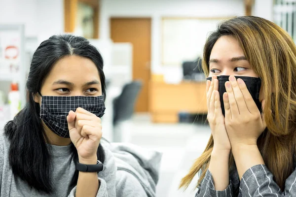 아시아의 여성들 마스크를 유행하는 유행성 19와 코로나 바이러스에 대항하여 사무실에서 — 스톡 사진