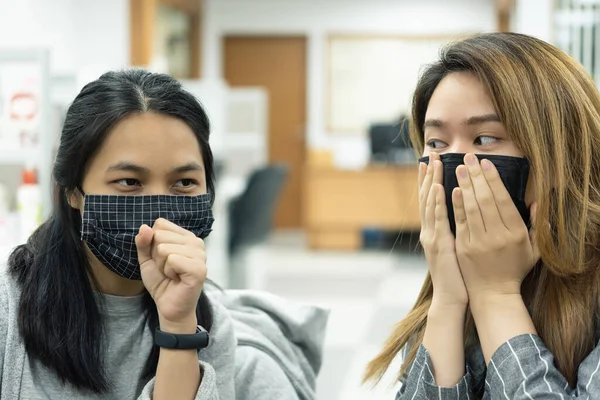 Femeile Drăguțe Asiatice Care Poartă Mască Protecție Respiratorie Împotriva Gripei — Fotografie, imagine de stoc