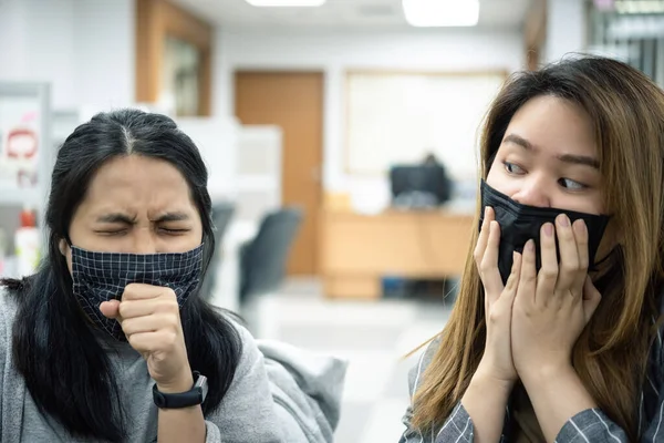 Femeile Drăguțe Asiatice Care Poartă Mască Protecție Respiratorie Împotriva Gripei — Fotografie, imagine de stoc