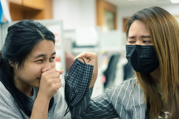 Femeile Drăguțe Asiatice Care Poartă Mască Protecție Respiratorie Împotriva Gripei — Fotografie, imagine de stoc