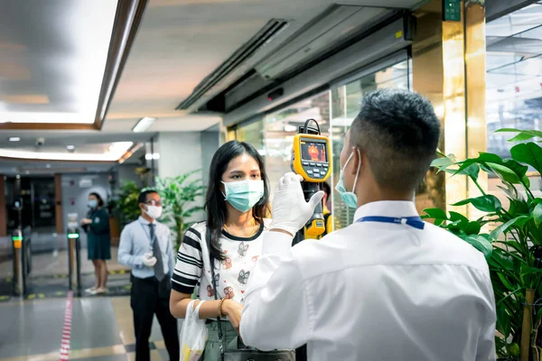 Bangkok Thailand March 2020 Unidentified People Waiting Body Temperature Check Stock Fotografie