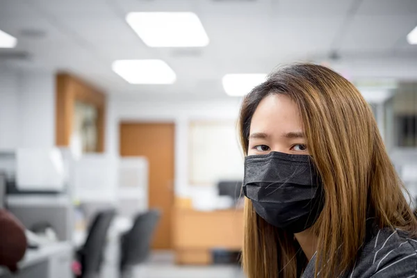 Femeie Drăguță Asiatică Care Poartă Mască Protecție Respiratorie Împotriva Gripei — Fotografie, imagine de stoc