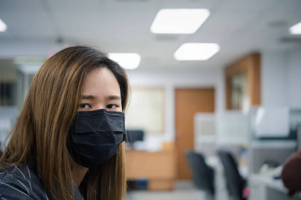 Femeie Drăguță Asiatică Care Poartă Mască Protecție Respiratorie Împotriva Gripei — Fotografie, imagine de stoc