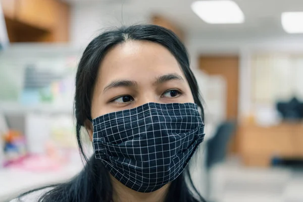Femeie Drăguță Asiatică Care Poartă Mască Protecție Respiratorie Împotriva Gripei — Fotografie, imagine de stoc